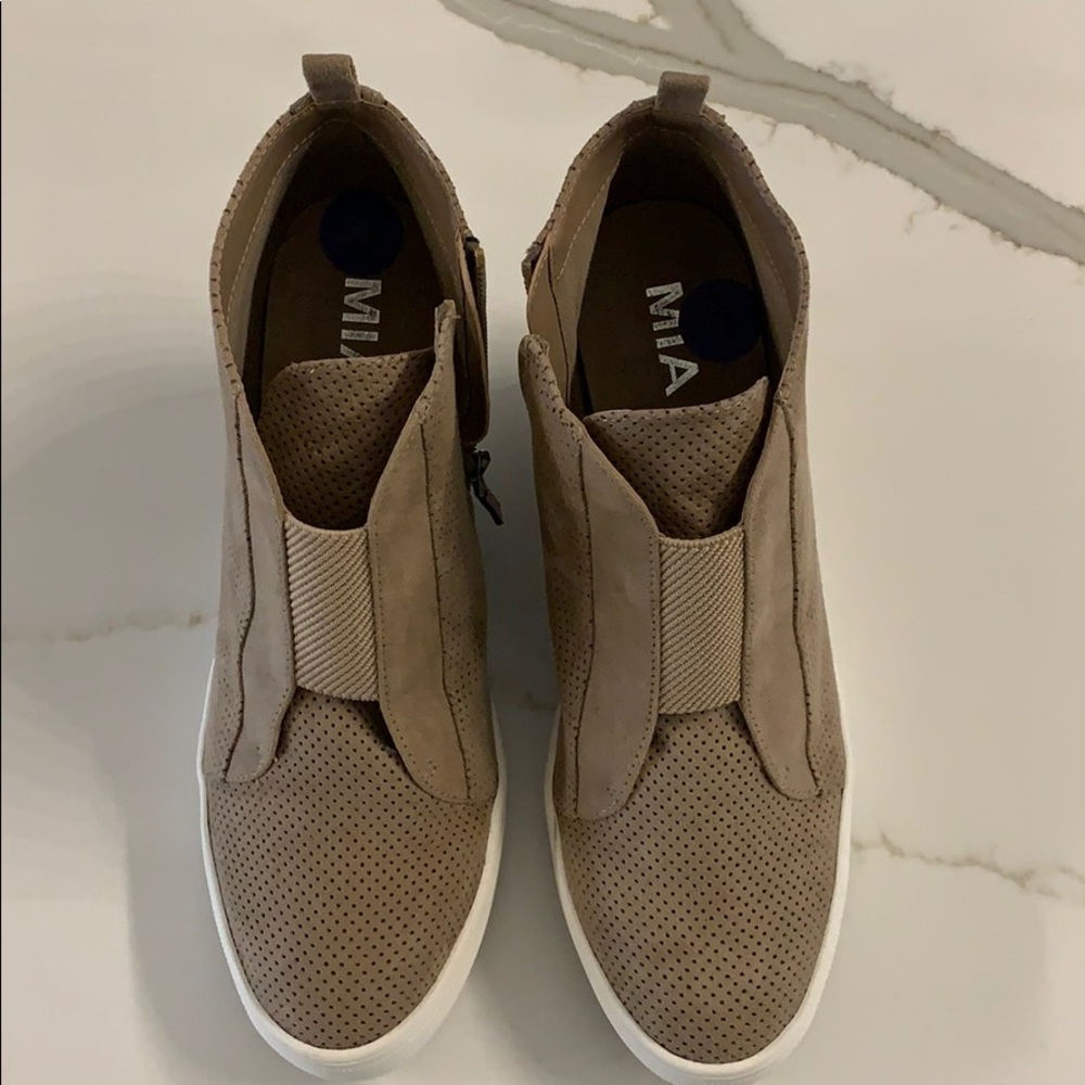 MIA Hightop Sneakers Size 8.5